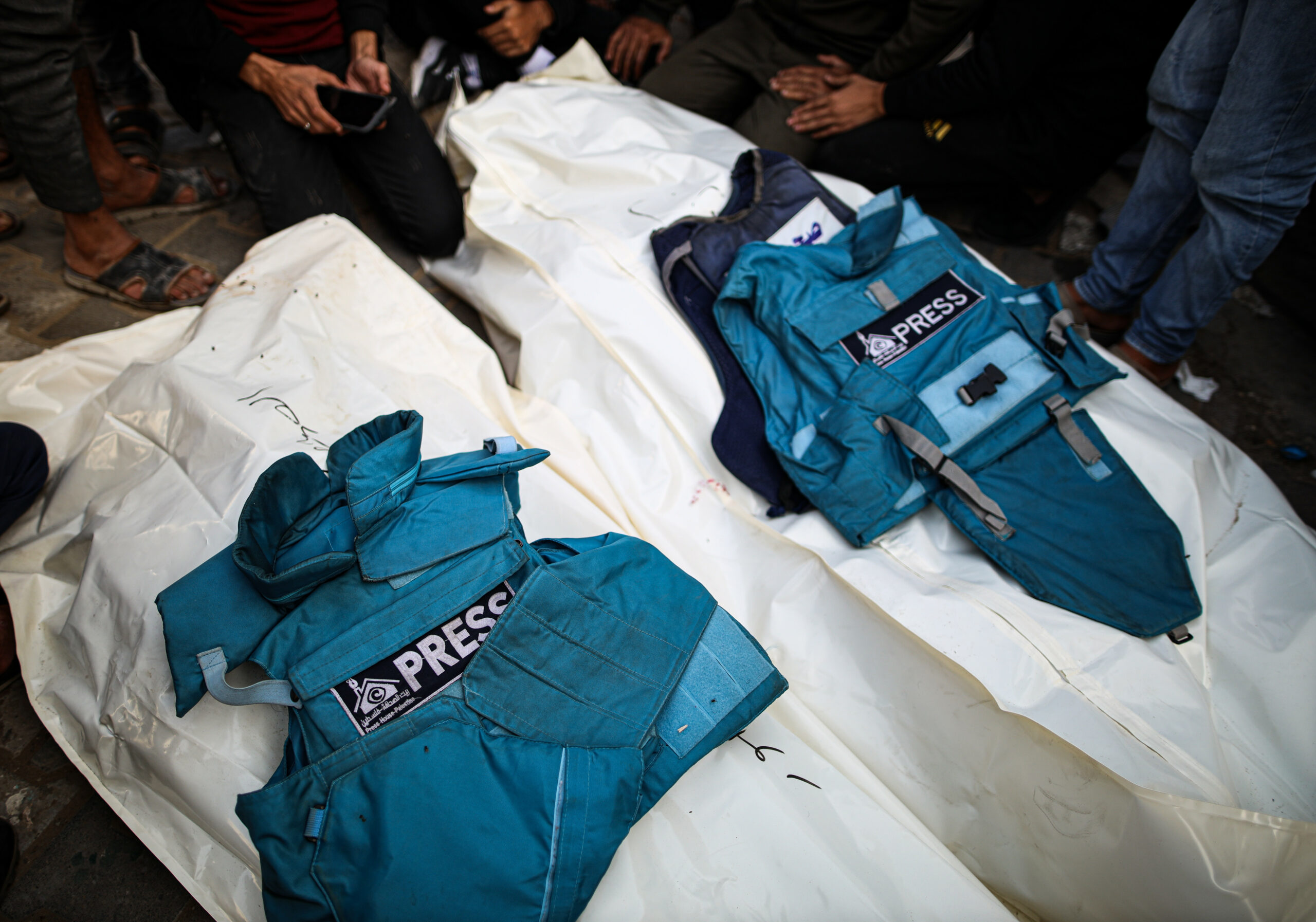 Ceremonia funeraria para los periodistas palestinos Saeed Al-Taweel y Mohammad Sobh, celebrada en Gaza el 10 de octubre de 2023. Foto: Ashraf Amra/Anadolu vía Getty Images