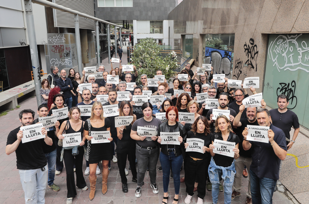 Concentración de trabajadores de 'La Vanguardia' en su sede en Barcelona. Foto: comité de empresa de 'La Vanguardia'